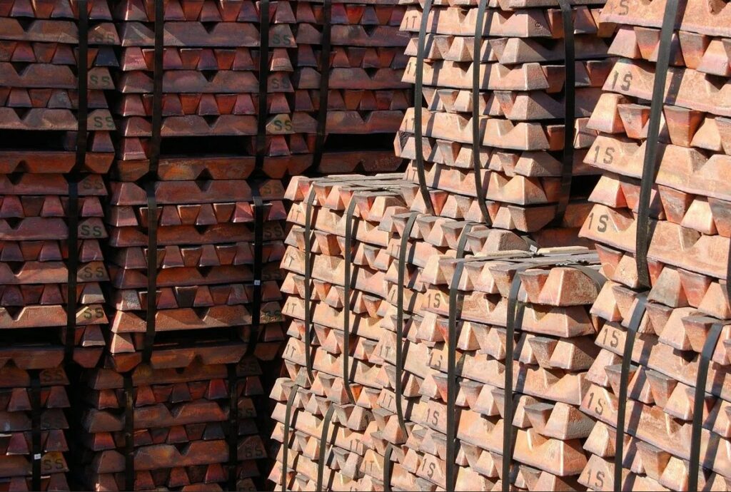 Медный слиток вертикальной отливки 110х110 мм 1300 мм М00б ГОСТ 193-2015