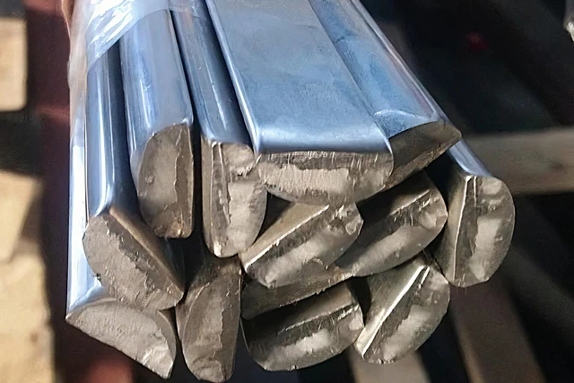 Нержавеющий полуовал 25 мм 10 мм AISI 316L DIN 1018